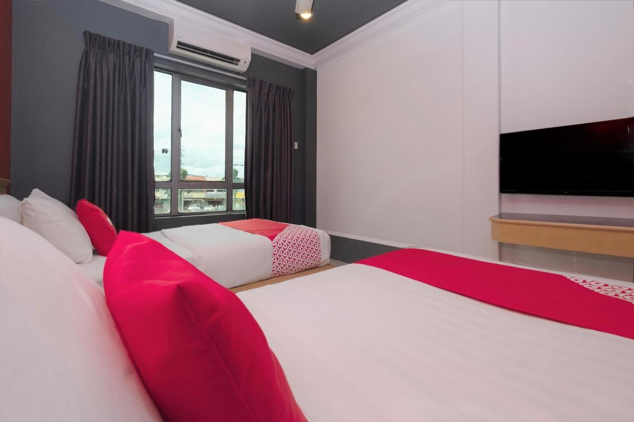Oyo 90050 V Hotel Телук Интан Екстериор снимка
