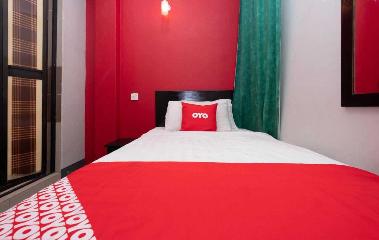 Oyo 90050 V Hotel Телук Интан Екстериор снимка