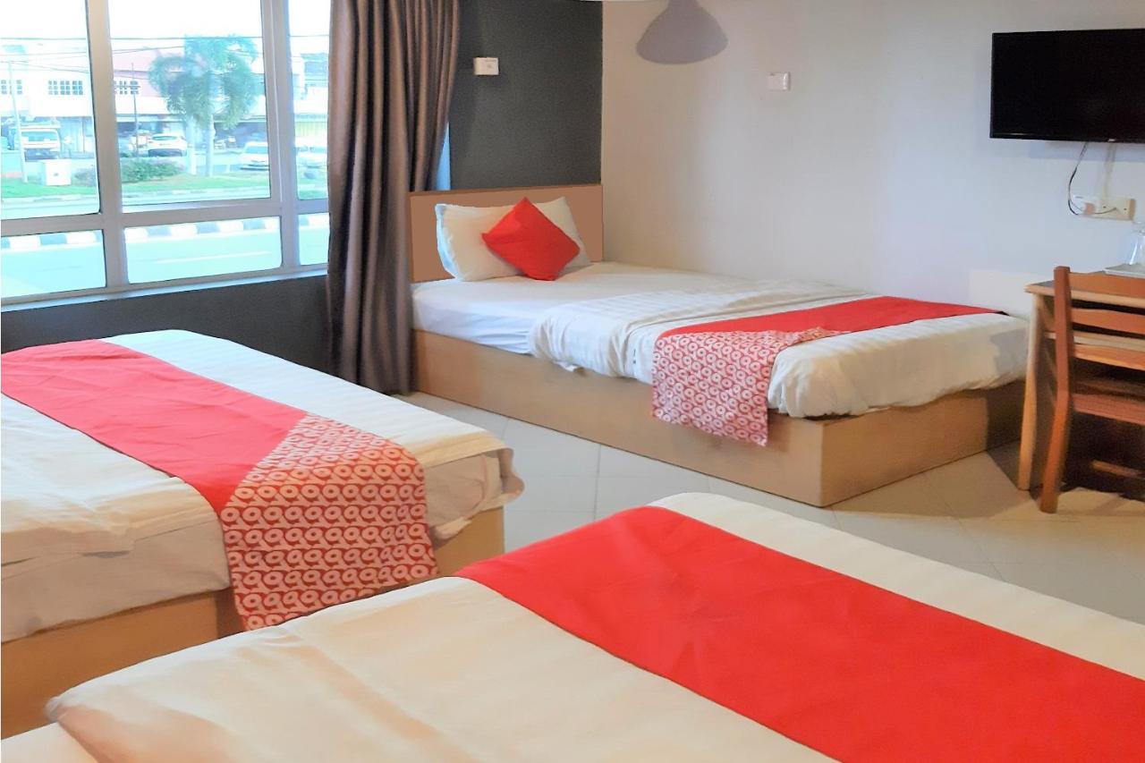 Oyo 90050 V Hotel Телук Интан Екстериор снимка